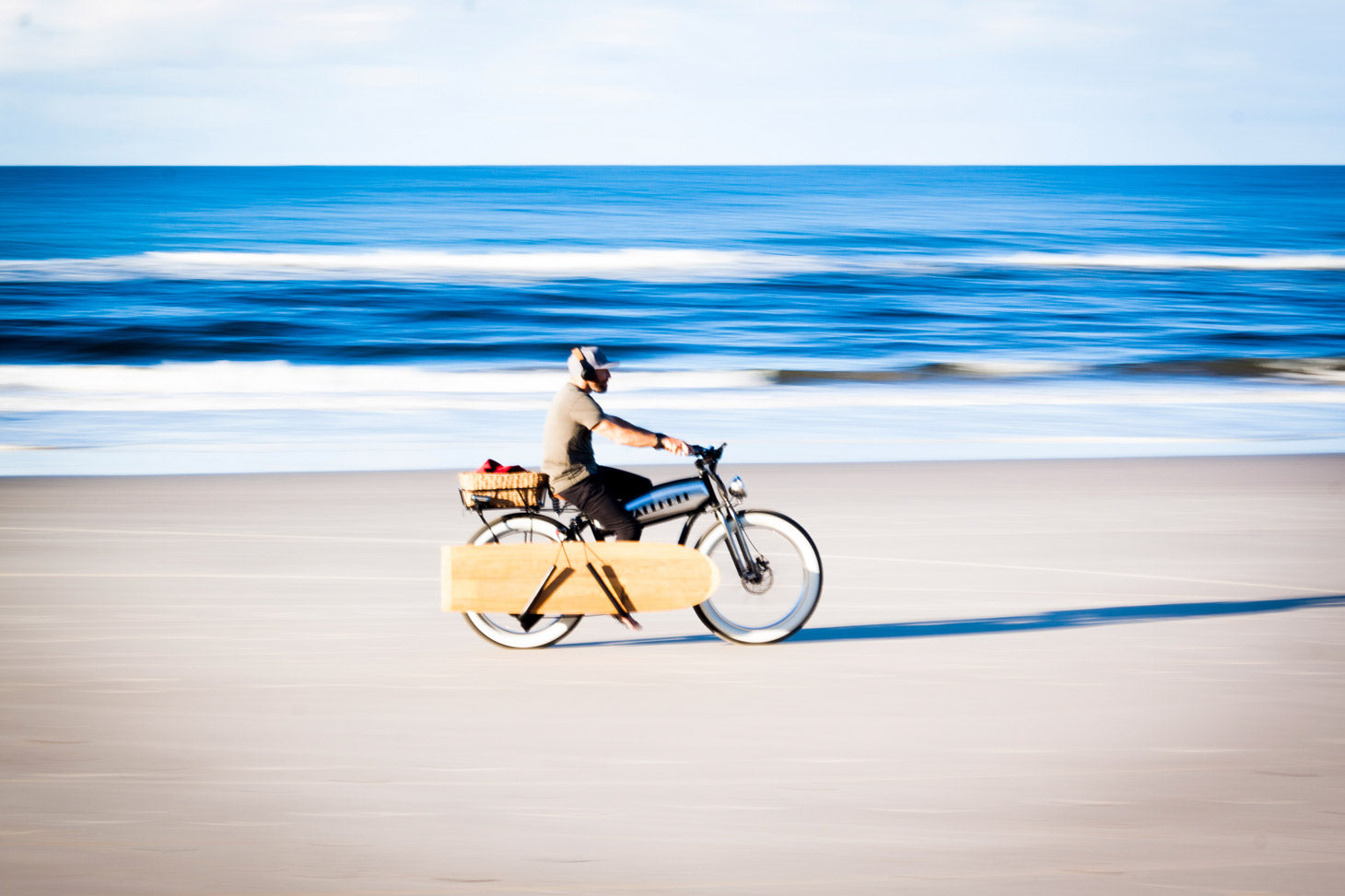 Tom Carroll Byron Bay - Riding a Vallkree Electric Bike with surfboard